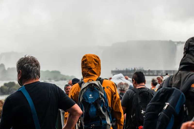 Mochila à Prova de Litoral: Como Enfrentar Chuva, Maresia e Umidade no Brasil Costeiro