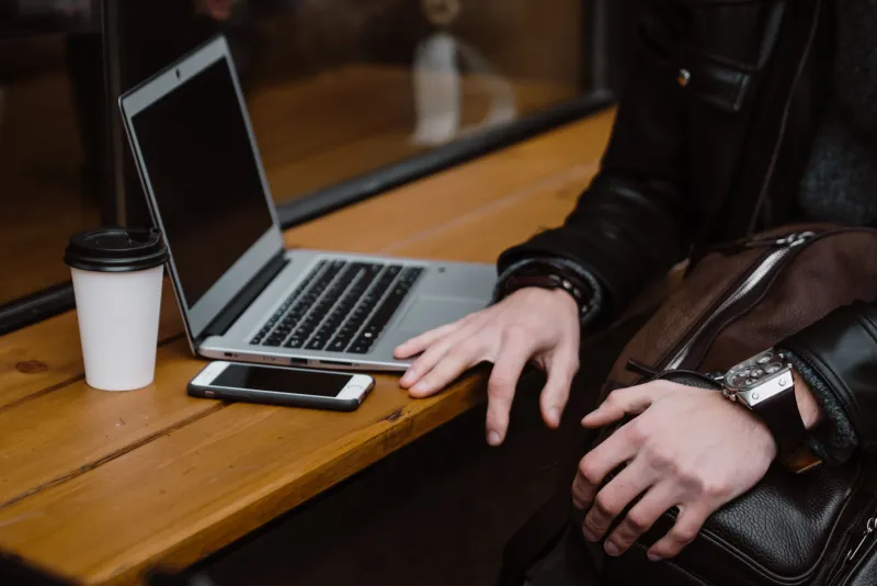 Sua Mochila, Seu Escritório: Como Escolher a Parceira Perfeita Para o Trabalho Híbrido