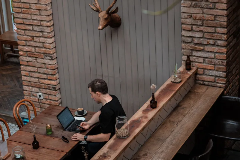 Trabalho Remoto em Movimento: Como Montar a Mochila Perfeita Para o Nômade Digital