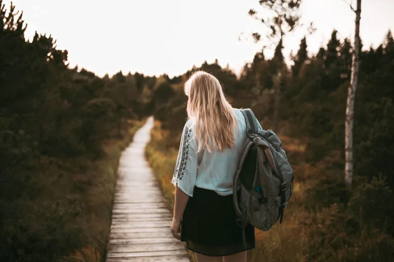 Viajar Leve, Pensar Livre: A Conexão Entre Mochila Certa e Bem-Estar Mental